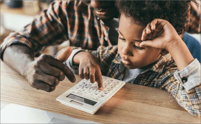 Pai e filho com a calculadora